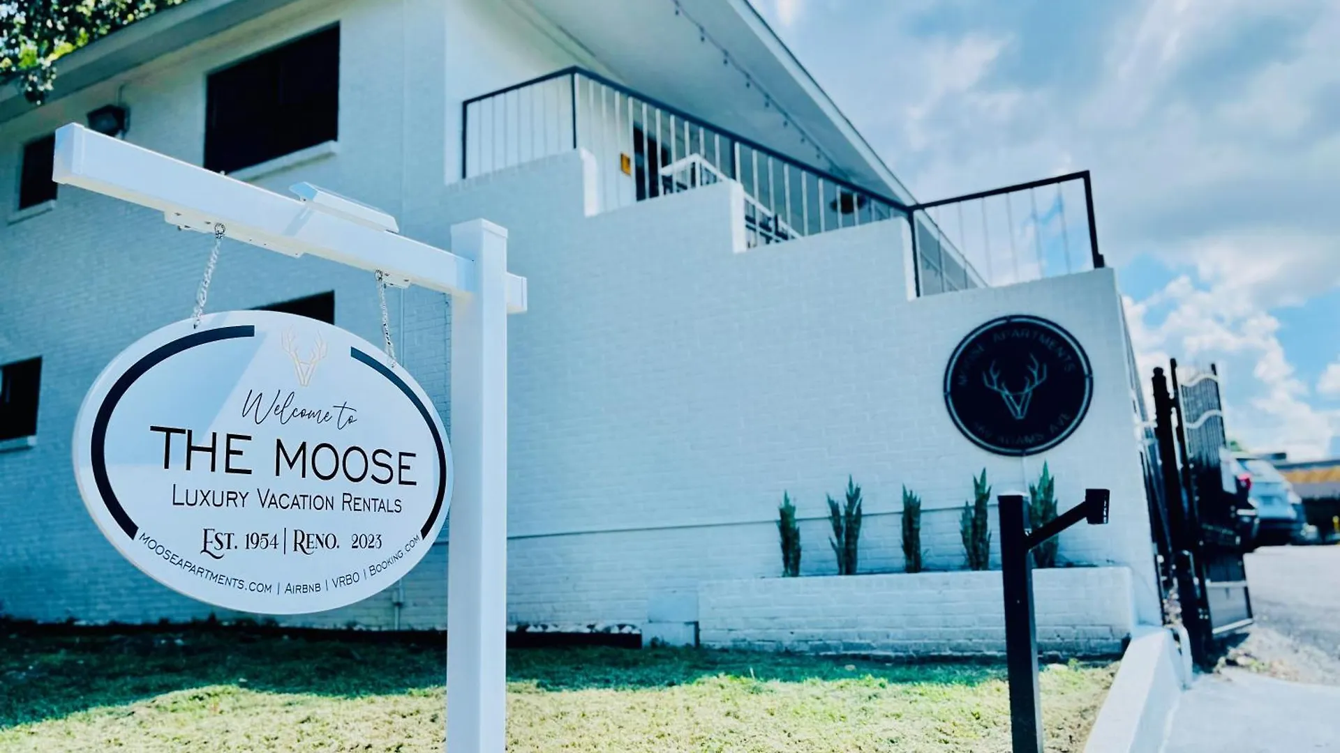 Kontakte von The Moose #12 - Brand New Modern Luxe Loft With Free Parking, King Bed & Fast Wifi